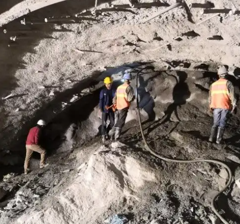 阳朔拱顶带模注浆料的施工流程及注意事项